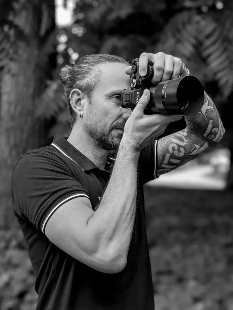 David Edighoffer, photographe à Chambéry, en action avec son appareil photo Sony, portrait noir et blanc
