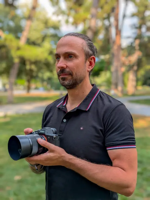 Portrait David Edighoffer avec un appareil photo en main
