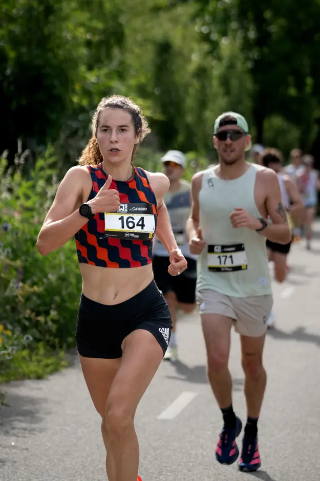 Coureuse en tête de peloton en plein effort lors du 10 km de Chambéry