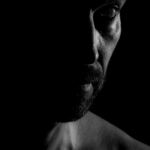 Autoportrait artistique en noir et blanc réalisé en studio mobile à Chambéry avec éclairage latéral en clair-obscur