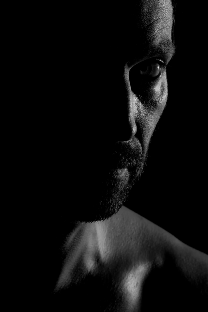 Autoportrait artistique en noir et blanc réalisé en studio mobile à Chambéry avec éclairage latéral en clair-obscur