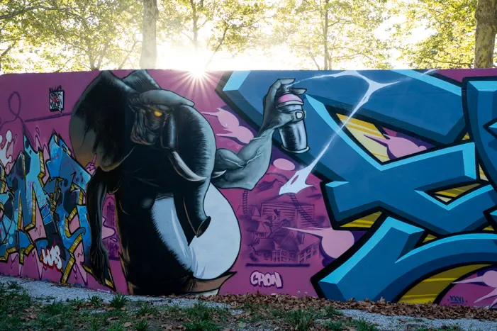 Muret couvert de graffitis colorés, photographie urbaine par David Edighoffer