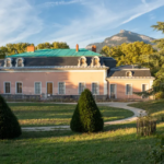 Parc de Buisson Rond à Chambéry, espace vert avec pelouses et arbres, photographié par David Edighoffer